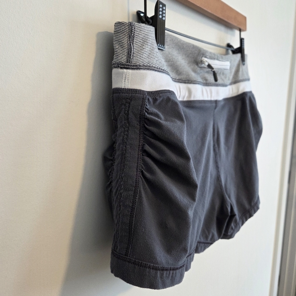 Lululemon 2.5” Inseam Charcoal Athletic Running Shorts – Built-In Liner – Size 8 - Picture 5 of 8